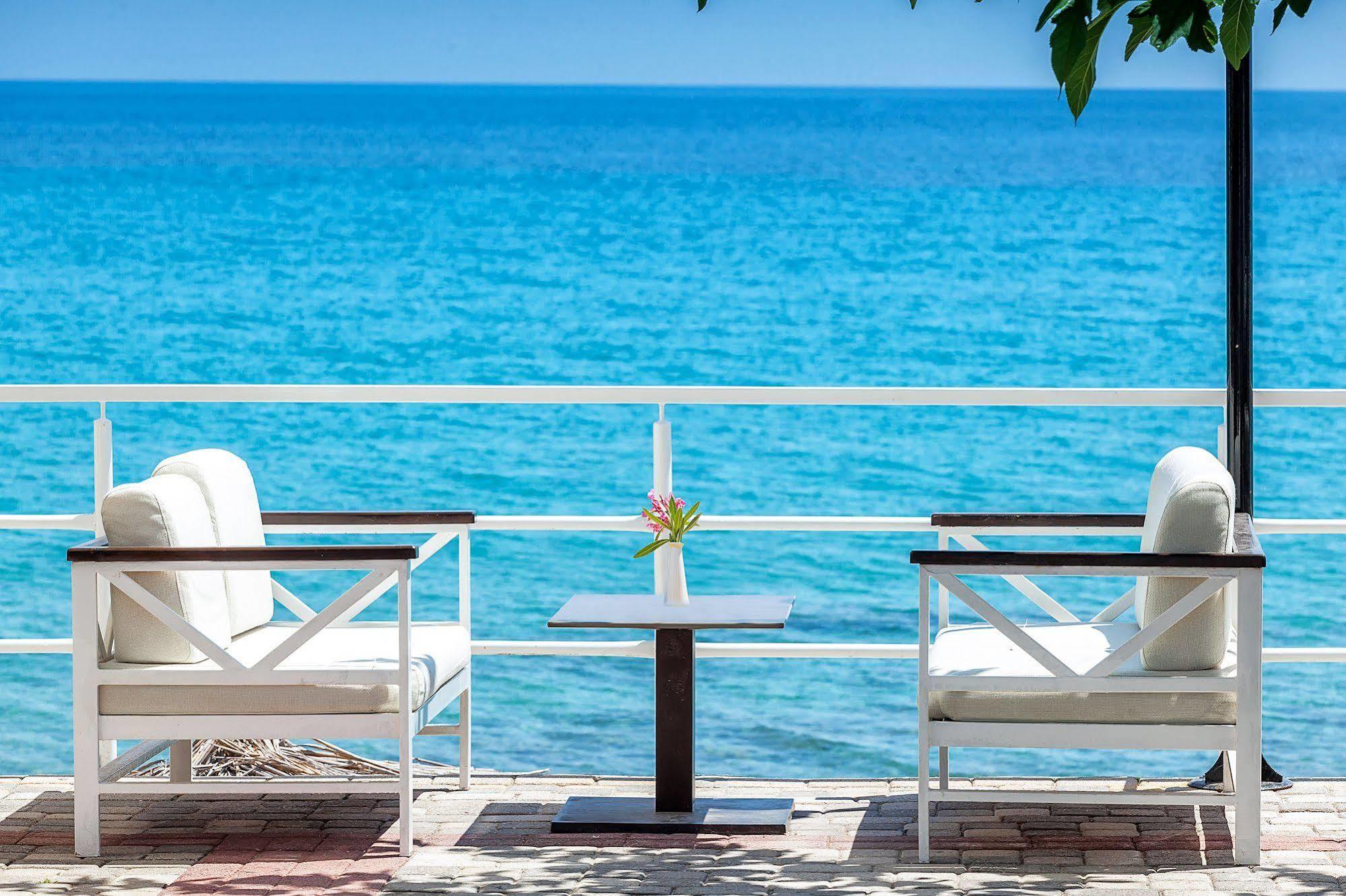 Xenios Dolphin Beach Hotel Possidi Exterior foto